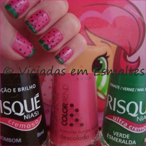 unhas e esmaltes