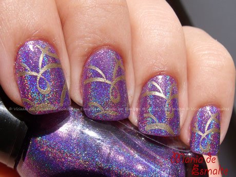 Unhas com esmalte holográfico Jade