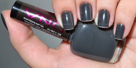 Unhas com esmalte Secret DNA Italy