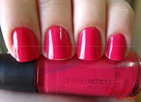 Unhas com esmalte Avon