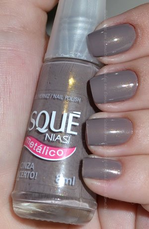 Unhas com Esmalte Cinza Incerto Risqué
