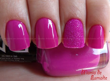 Unhas com esmalte DNA Italy