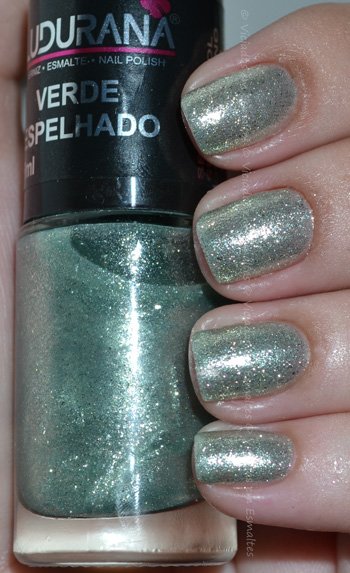Unhas com esmalte Ludurana Verde Espelhado