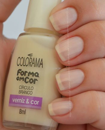 Unhas com esmalte Colorama Círculo Branco