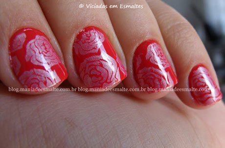 Unhas com esmalte La Femme para carimbo Neon Fest