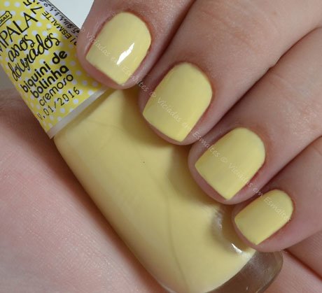 unhas com esmalte biquini de bolinha Impala Anos Dourados