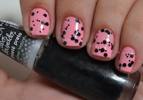 Unhas com paetê preto Impala Anos Dourados