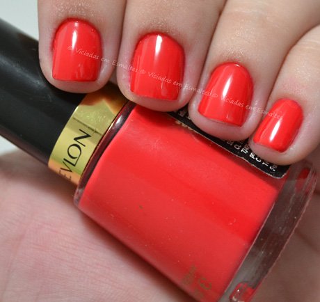 Unhas com esmalte Fearless Revlon