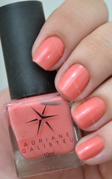 Unhas com esmalte Adriane Galisteu Tutti Fruti
