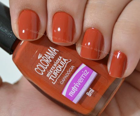 Unhas com esmalte Capadócia Colorama Misteriosa Tusquia