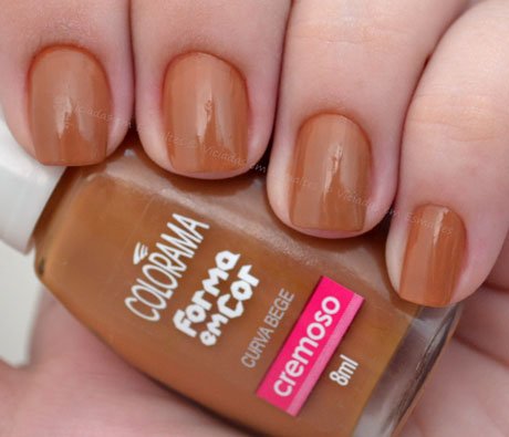 Unhas com esmalte colorama curva bege