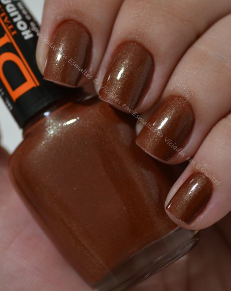 Unhas com Esmalte Holiday DNA Italy