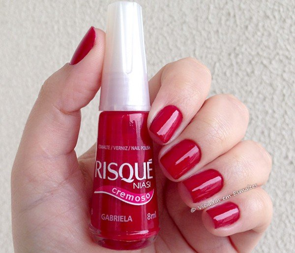 Unhas com Esmalte Risqué Gabriela