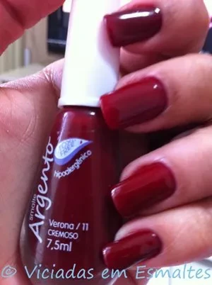 unhas e esmaltes