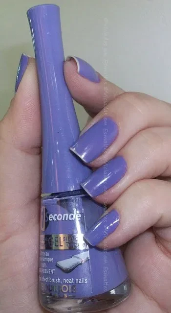Unhas com esmalte Bourjois Lavanda Esquisse