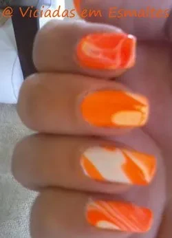 Unha marmorizada laranja e branco