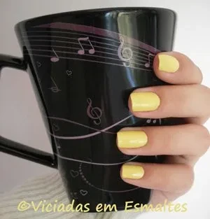 Unhas com esmalte amarelo pastel após 10 dias