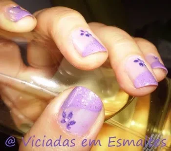 Unhas decoradas com flores lilás