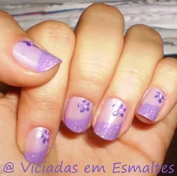 Unhas decoradas com flores lilás