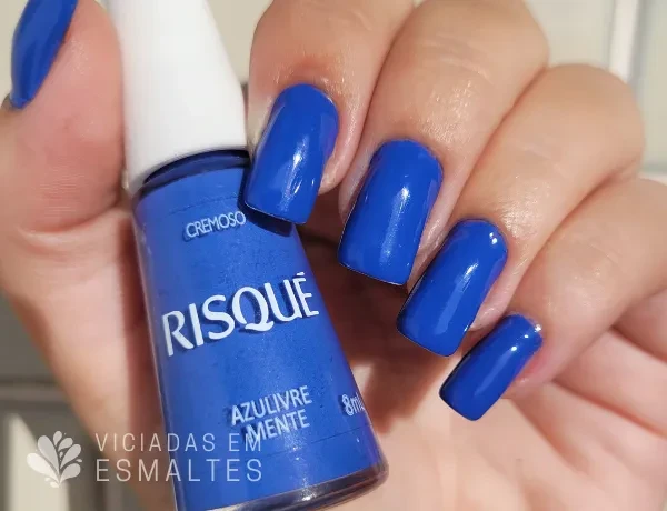 Unhas com Esmalte Risqué Azulivremente