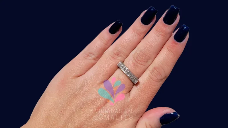 unhas com esmalte risqué azul pesadão