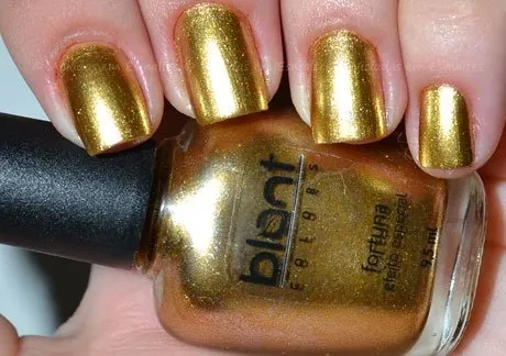 Unhas com esmalte Fortuna Blant Colors
