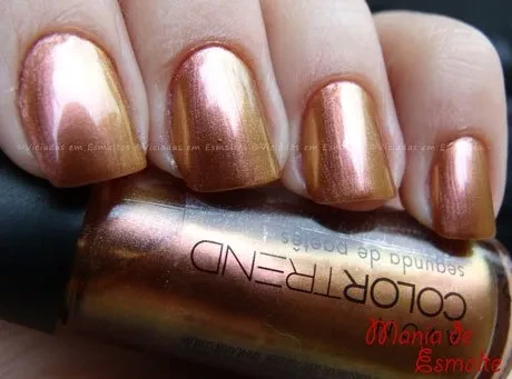 Unhas com esmalte Avon