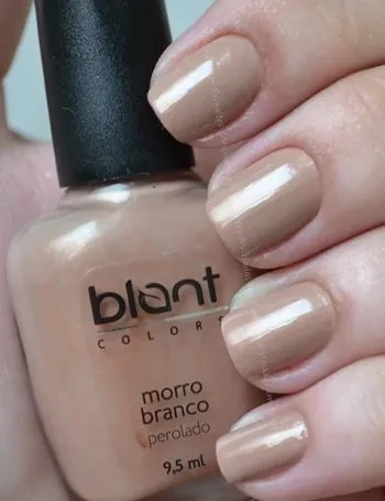 Unhas com esmalte Blant Colors Morro Branco