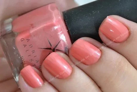 Unhas com esmalte Tutti Fruti Adriane Galisteu