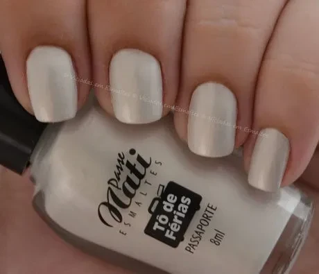 Unhas com esmalte passe nati passaporte