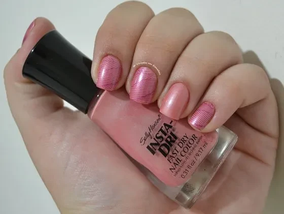 Esmalte Sally Hansen Insta Dri + Carimbo Konad