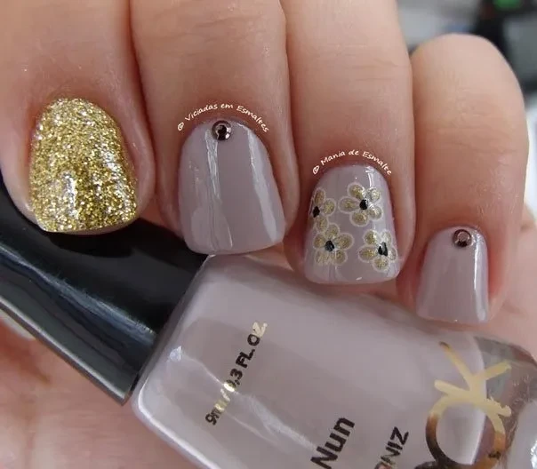 Unhas Decoradas com Glitter e Konad