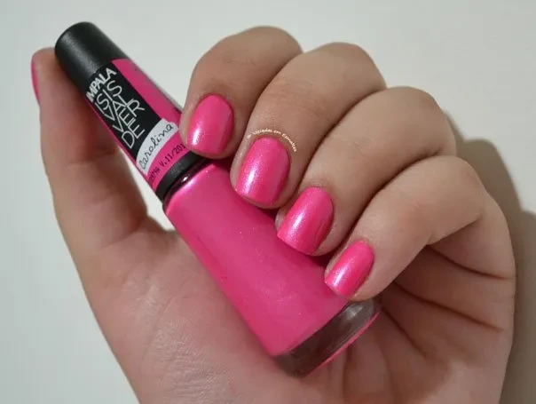 Unhas com Esmalte Isis Valverde Perolado Carolina