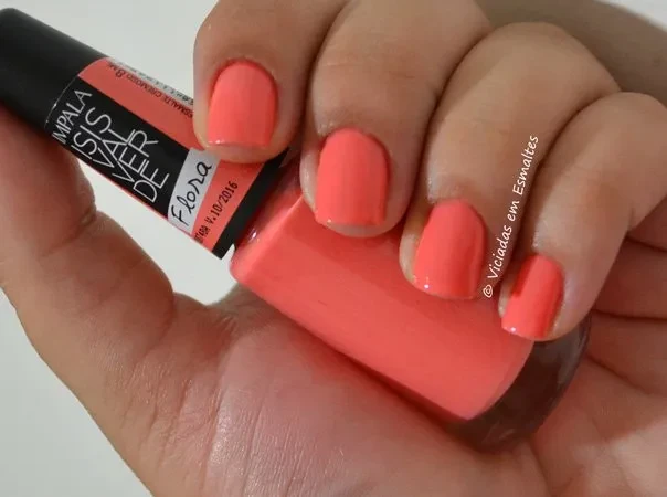 Unha com esmalte isis Valverde
