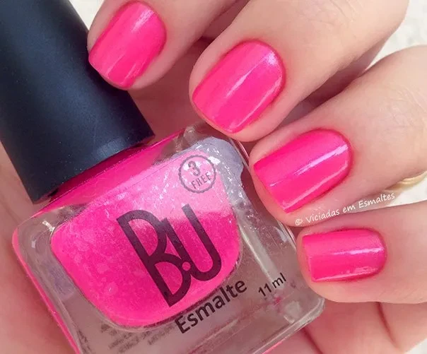 Unhas com Esmalte BU Merengue