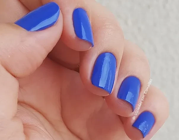 Unhas com Esmalte Cozete Gomes Belle Epoque
