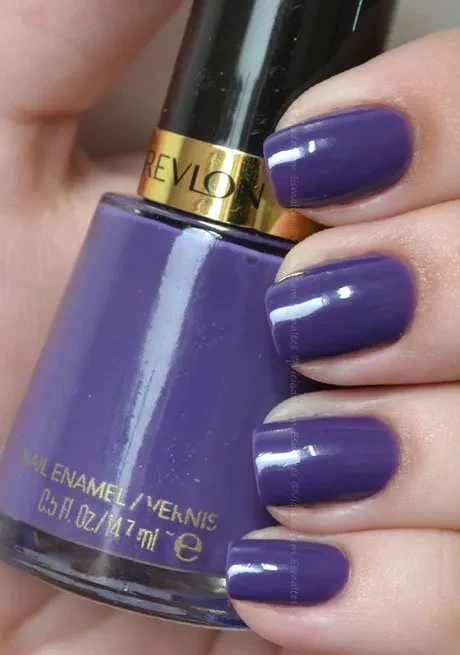 Unhas com esmalte Impulsive Revlon