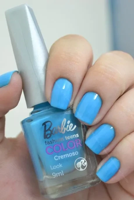 Unhas com esmalte Barbie cremoso