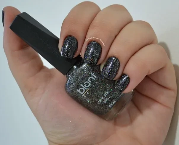 Unhas com Esmalte Blant Dark Star