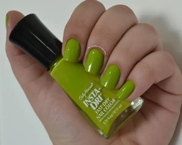 Unhas com Esmalte Sally Hansen Lickety Split Lime Sally Hansen