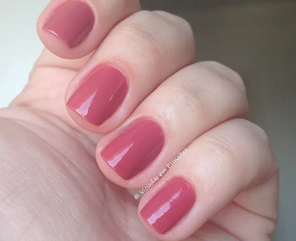 Unhas com Esmalte Revlon Teak Rose 161