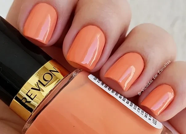 Unhas com Esmalte Revlon Privileged 715