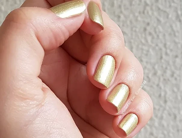 Unhas com Esmalte Cromado Preta Gil Baphonico