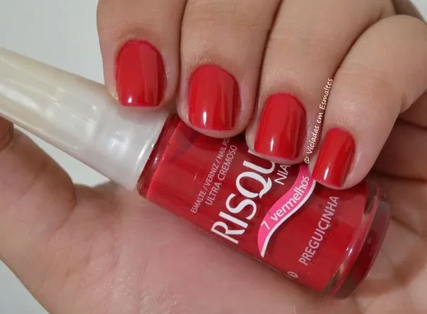 Detalhe do esmalte Risqué Preguicinha com duas camadas