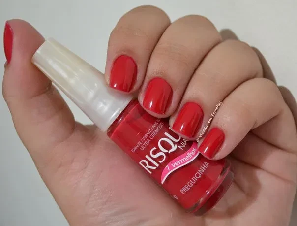 Vidrinho e swatch do esmalte Risqué Preguicinha, coleção Sete Vermelhos Capitais