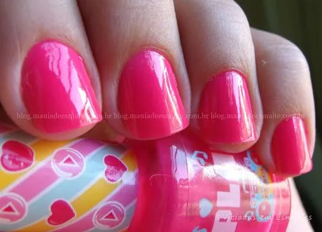 Unhas com esmalte Think Pink Capricho