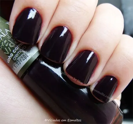 Unhas com esmalte Vinho Camurça