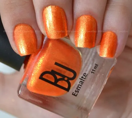 Unhas com esmaltes BU