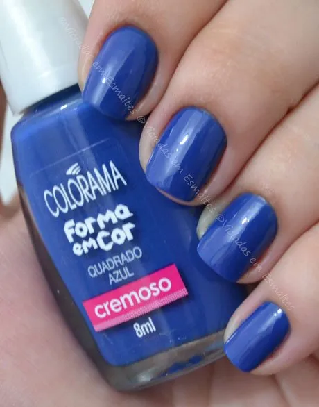Unhas com esmalte quadrado azul colorama