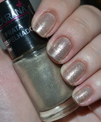 Unhas com Esmalte Prata Espelhado Ludurana